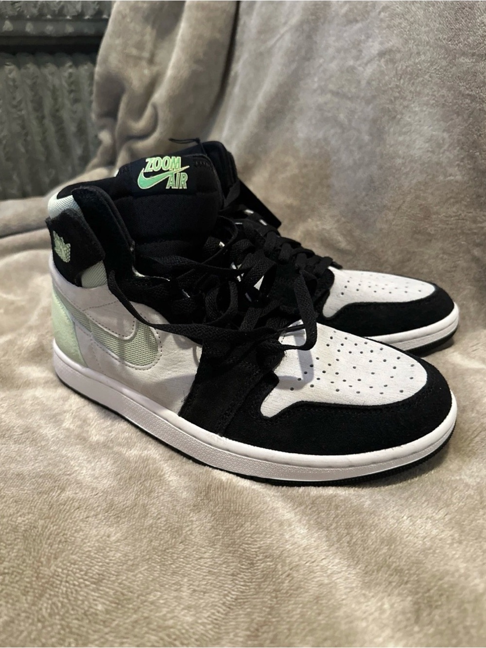 Nike Air Jordan-style High Top Sneakers White Black Mint